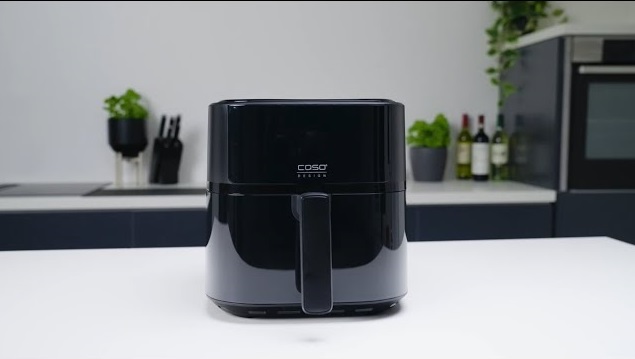 Schwarze Caso Design Airfryer auf weißem Tisch in der Küche.