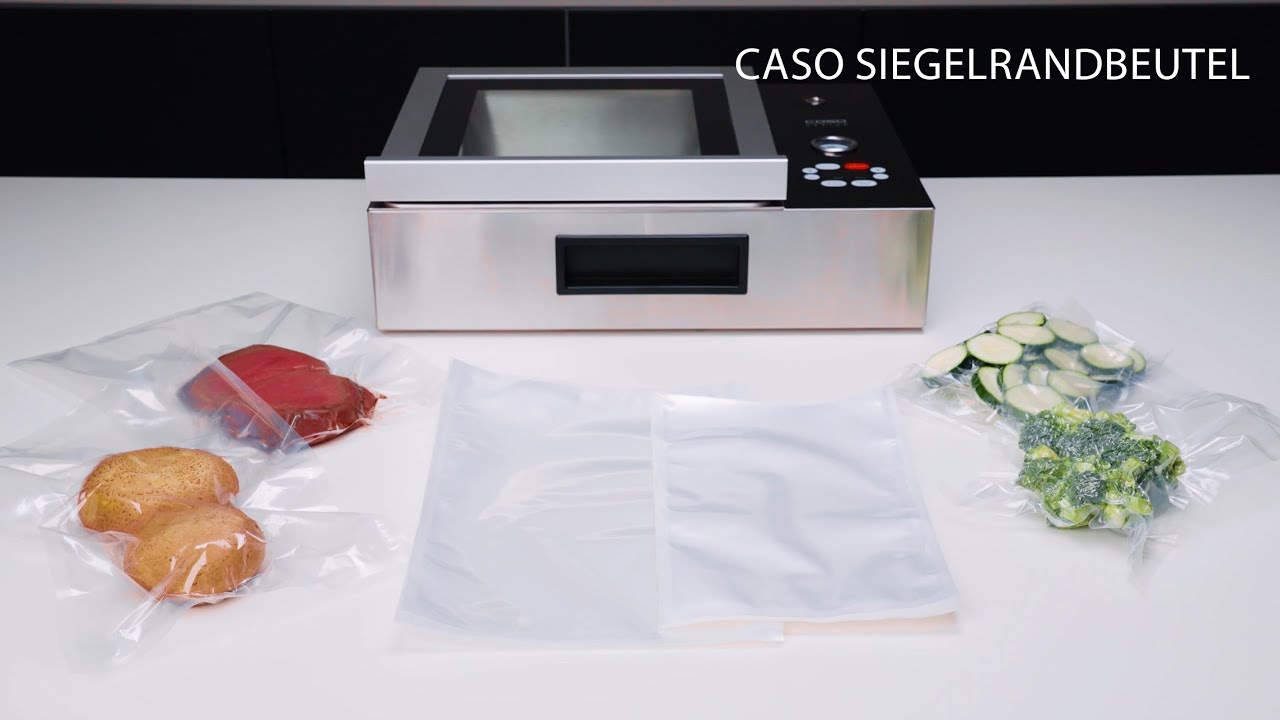 Vakuumiergerät mit Gemüse und Fleisch in Beuteln auf weißem Tisch
