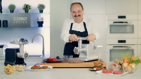 Homme avec hachoir à viande, préparation culinaire, cuisine, nourriture, chef, viande, légumes