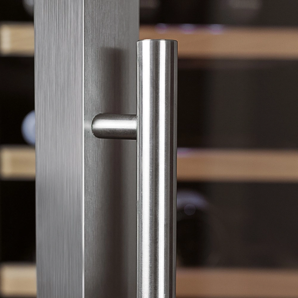 Edelstahlgriff an einem Kühlschrank oder Weinkühler.
