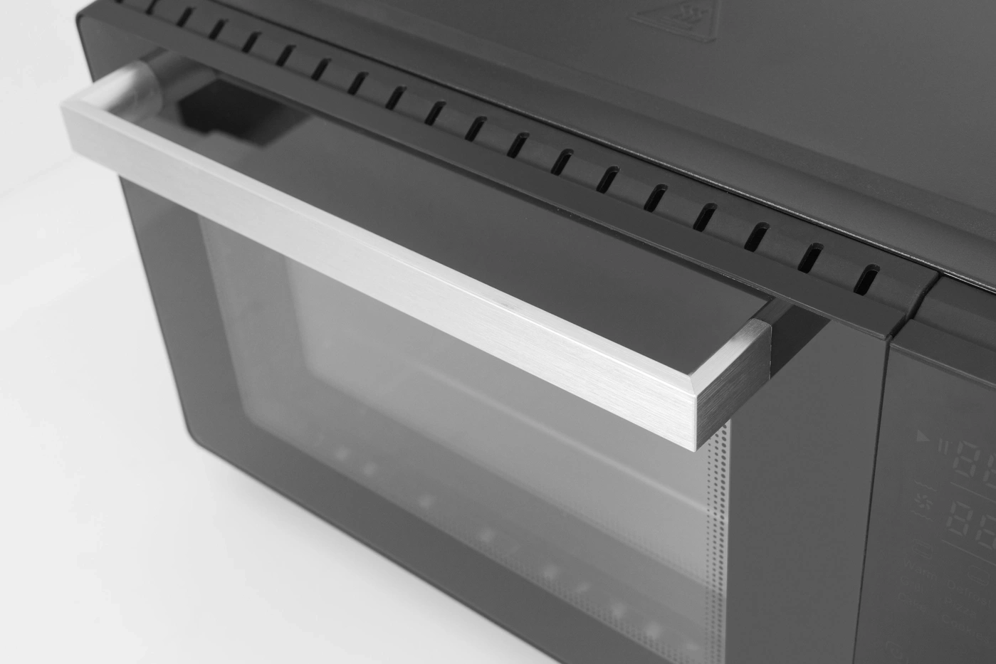 Mikrowelle mit Griff und Bedienfeld, Nahaufnahme, schwarz und silber, modernes Design