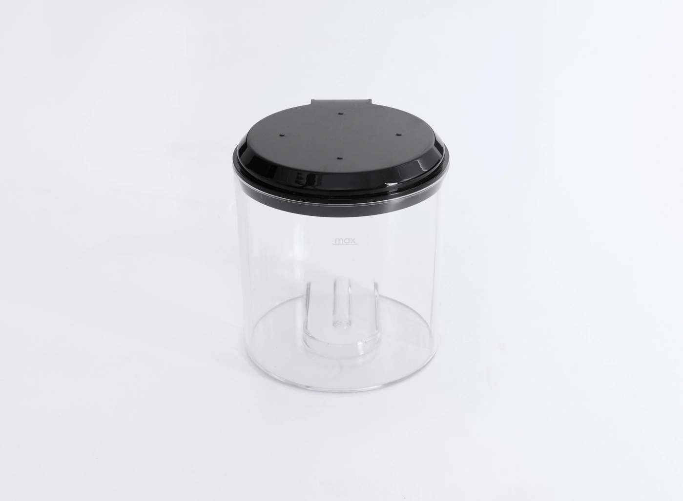 Récipient transparent avec couvercle noir sur fond blanc. Marquage max sur le côté.