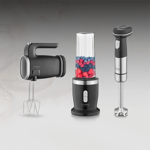 Drei Küchengeräte: Handmixer, Standmixer mit Beeren und Stabmixer.