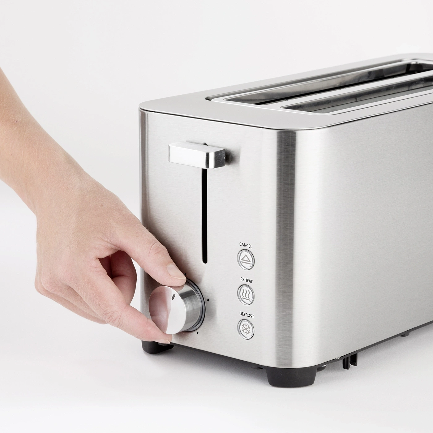Toaster mit Hand, die den Bräunungsgrad einstellt, Nahaufnahme, Edelstahl