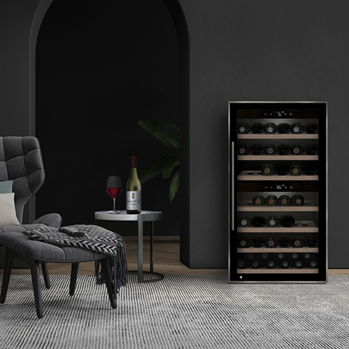 Weinregal mit Flaschen, Stuhl, Tisch und Teppich in einem Raum