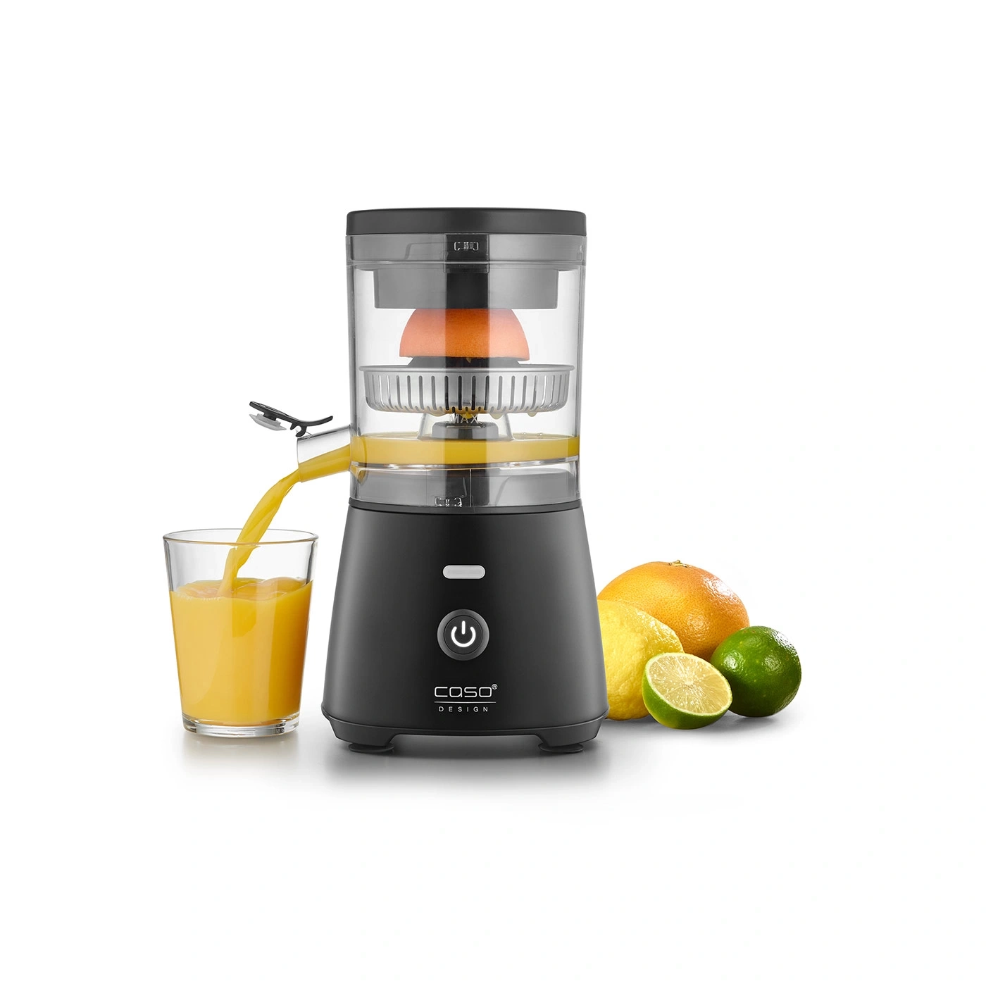 Presse-agrumes électrique avec verre, oranges et agrumes sur fond blanc.