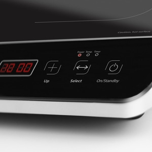 Induktionskochfeld mit Bedienfeld, Tasten und Anzeige für Temperatur und Timer.