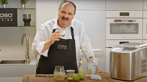 Mann in der Küche mit Getränken und Eiswürfelmaschine, Caso Design