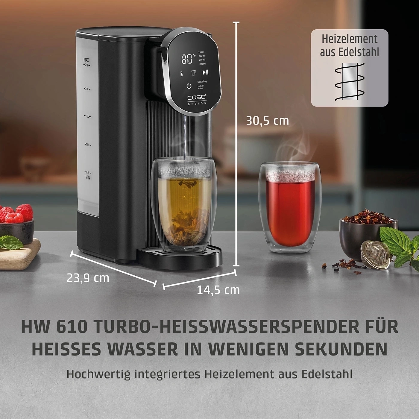 Un distributeur d'eau chaude noir avec un verre de thé et un verre d'eau à côté.