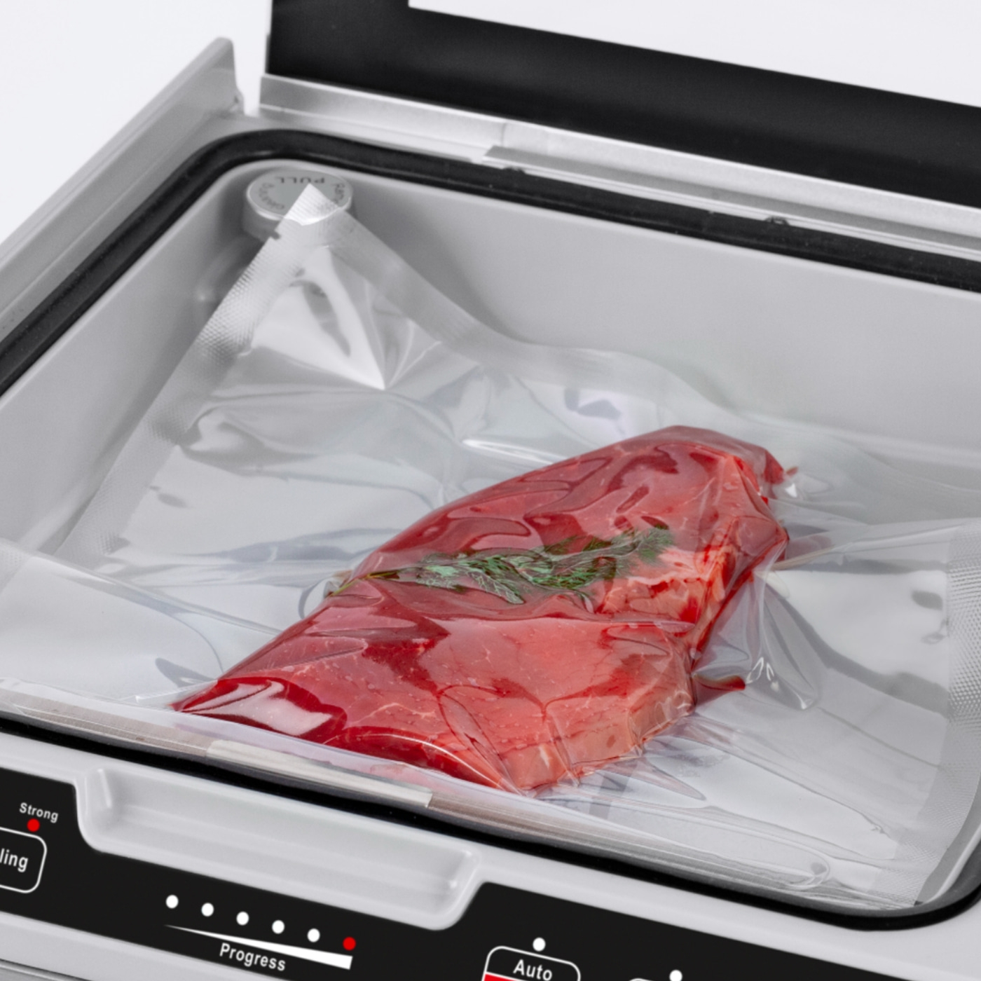 Fleisch in Vakuumverpackung in einem Vakuumiergerät. Frisches Fleisch für die Zubereitung.