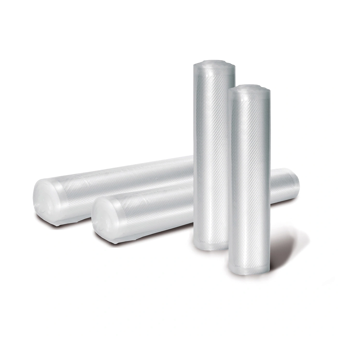 Rouleaux de plastique transparent posés sur fond blanc.