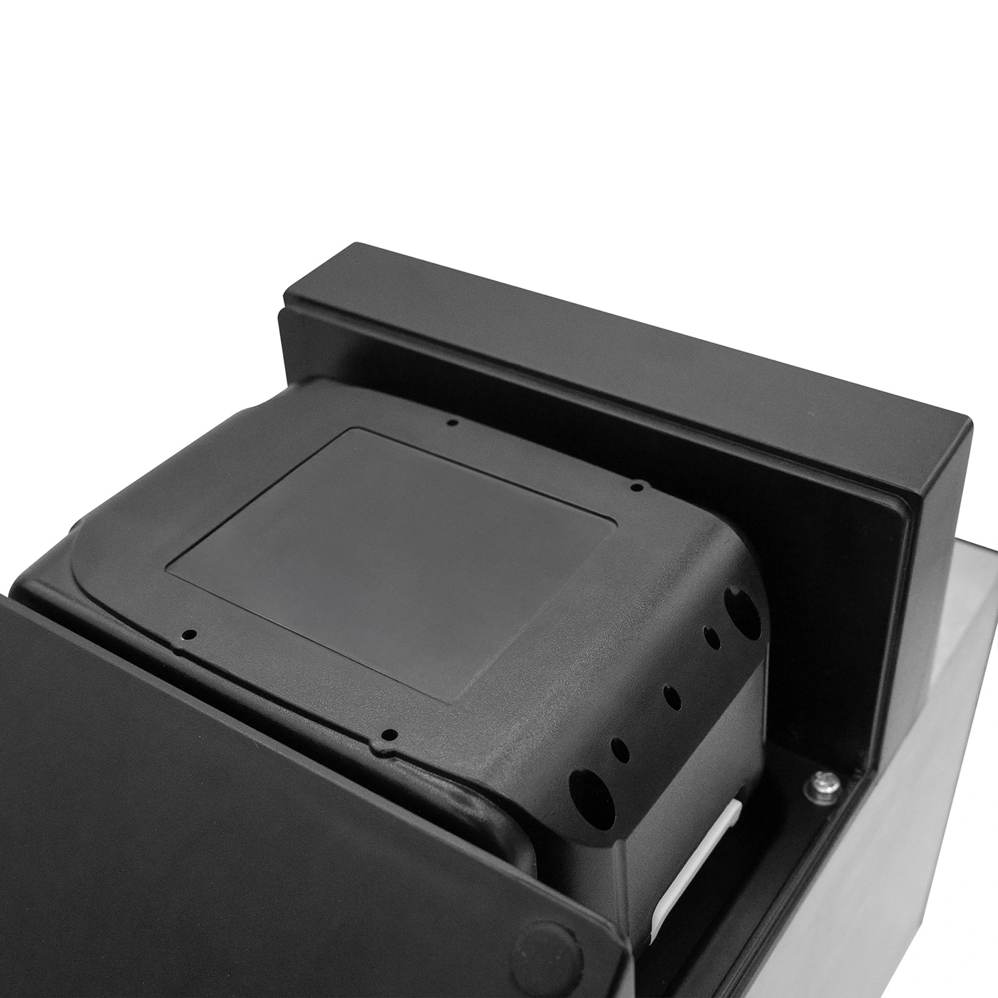 Nahaufnahme eines schwarzen elektronischen Geräts mit Lüftungsschlitzen und einem rechteckigen Display.