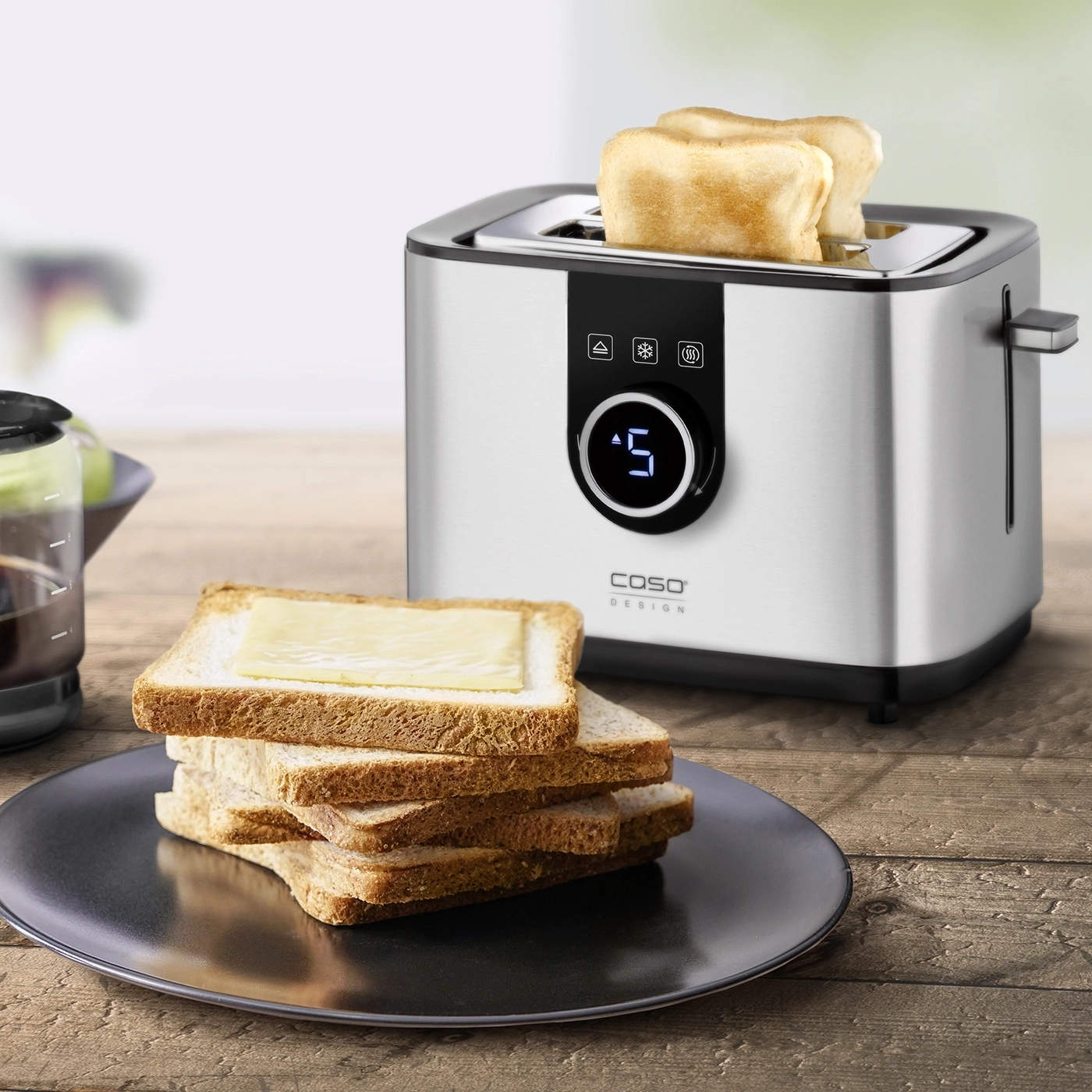 Grille-pain avec du pain et du fromage sur une assiette sur une table en bois