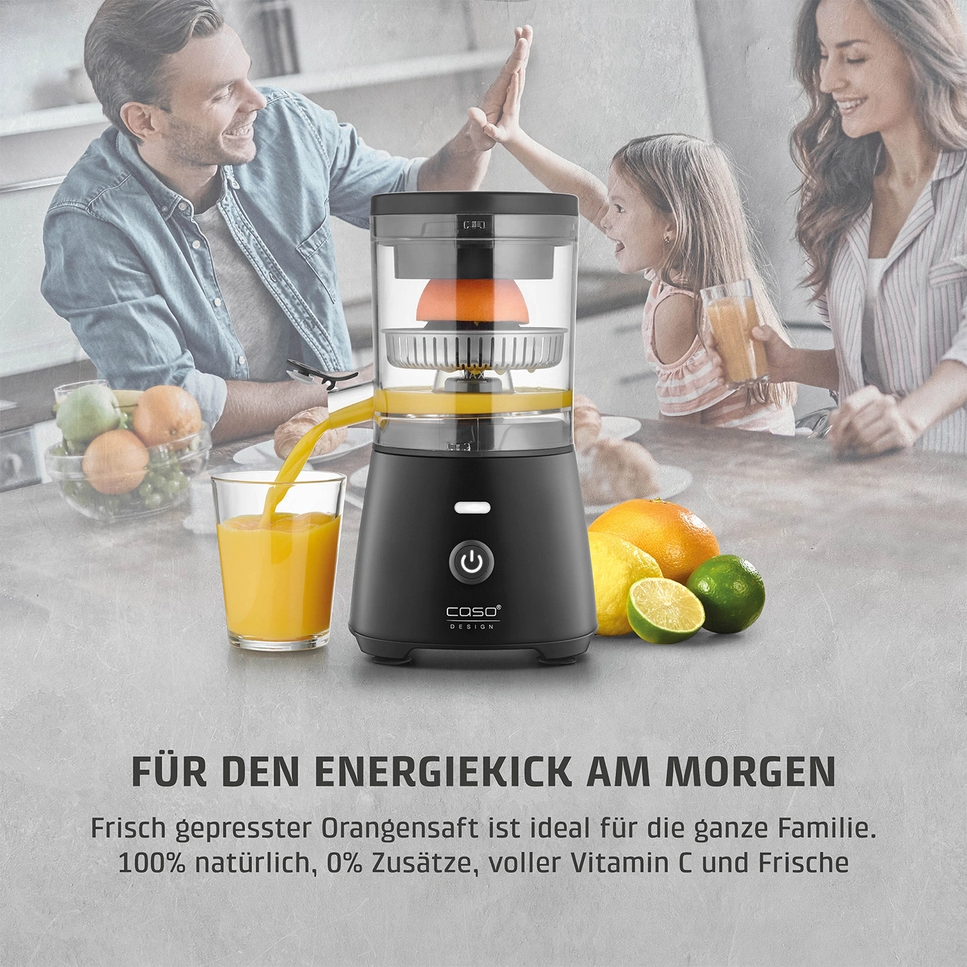 Famille savourant du jus d'orange fraîchement pressé avec un presse-agrumes le matin.