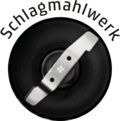 Schlagmahlwerk, schwarzer Kreis, silberne Klinge, Text, weißer Hintergrund, Nahaufnahme