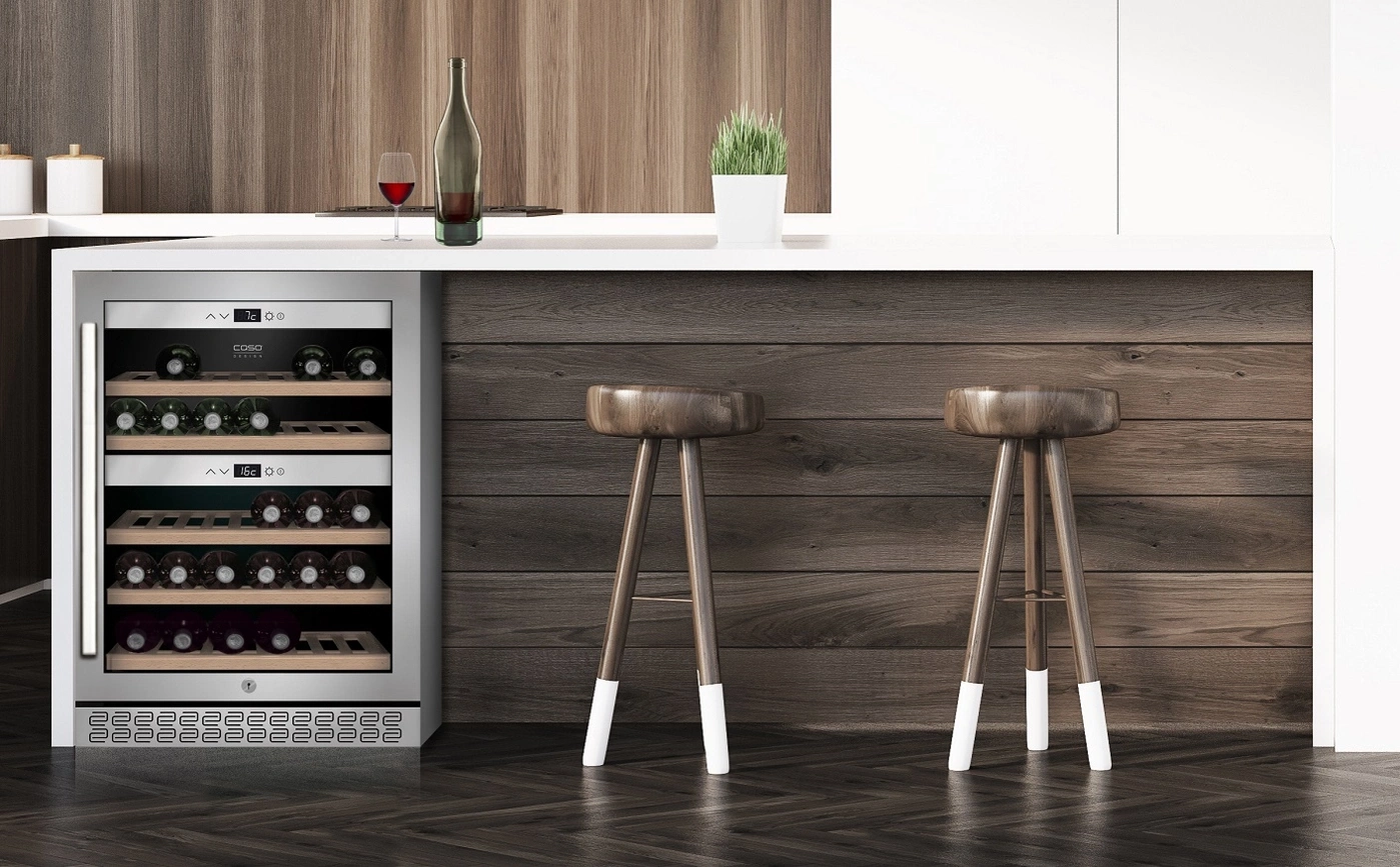 Ein moderner Weinkühlschrank mit zwei Barhockern vor einer Holzwand.