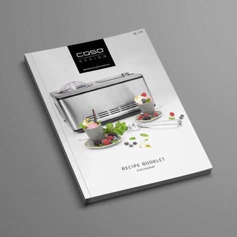 Livret de recettes de crème glacée avec machine à crème glacée et coupes de crème glacée aux baies