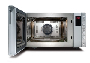 Offene Mikrowelle mit Bedienfeld und digitaler Anzeige, bereit zum Kochen von Speisen.