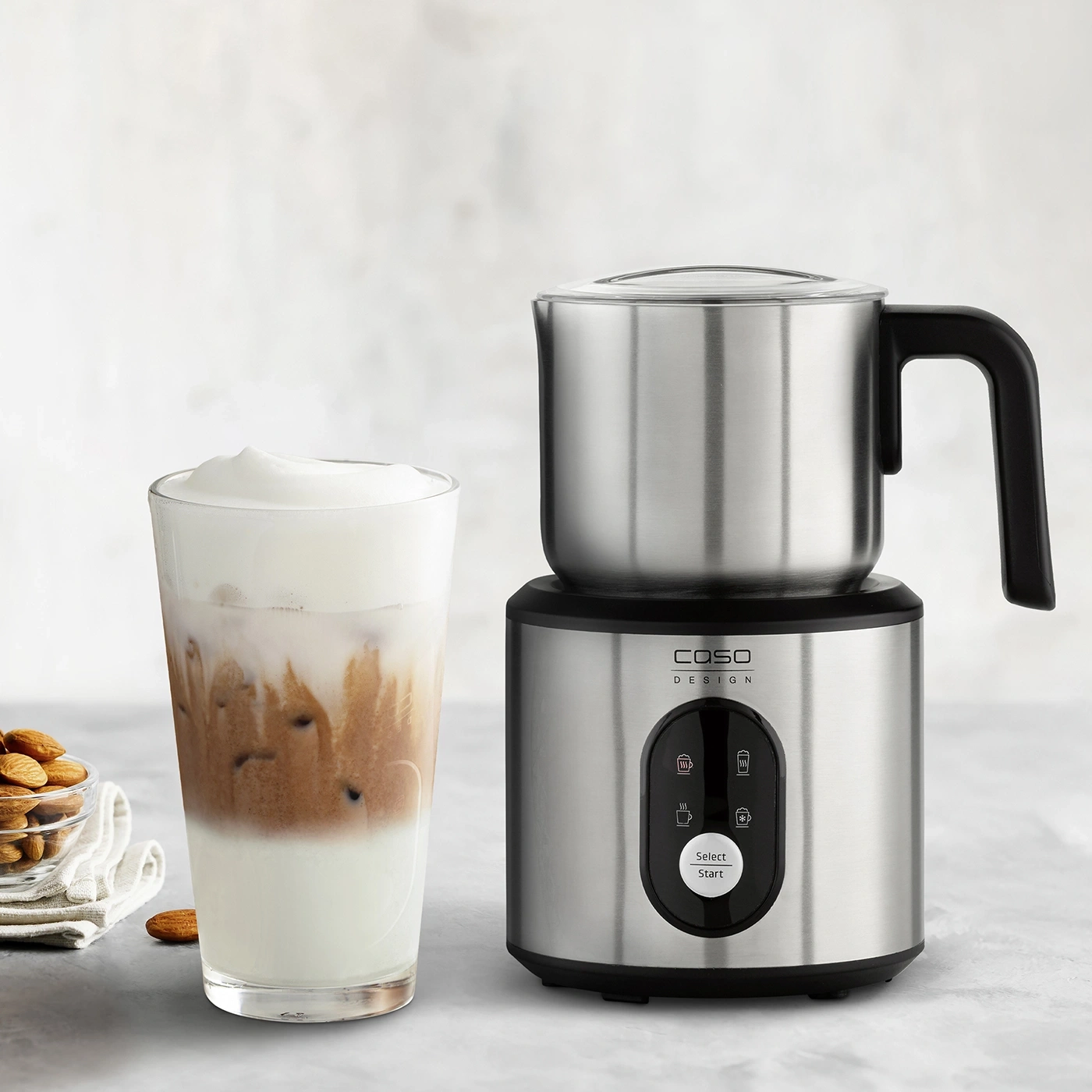 Mousseur à lait avec verre et amandes, pour boissons au café
