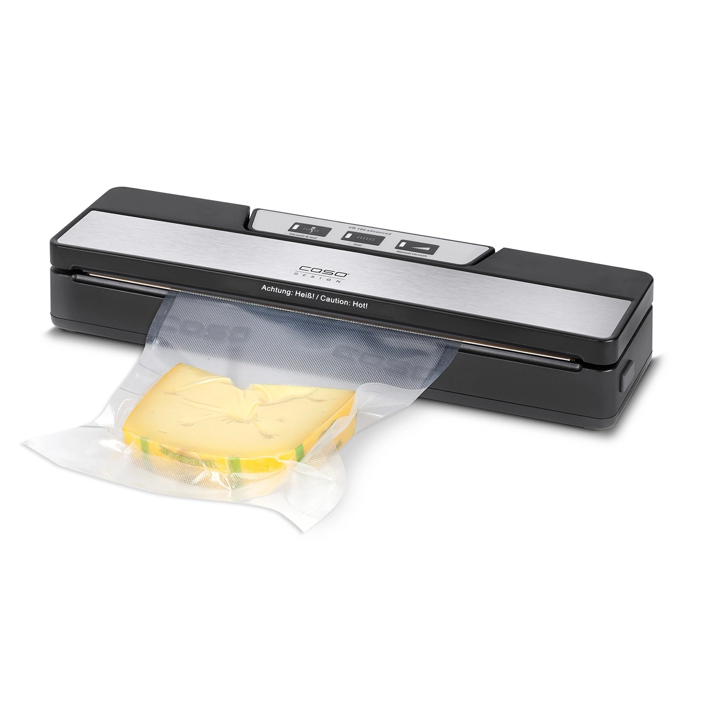 Ein Vakuumiergerät versiegelt ein Stück Käse in einem Plastikbeutel.
