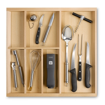Schublade mit Küchenutensilien: Messer, Löffel, Schneebesen, Korkenzieher, etc.