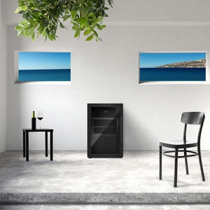 Cave à vin, chaise, table avec vin, fenêtres avec vue sur la mer, minimaliste, moderne, clair