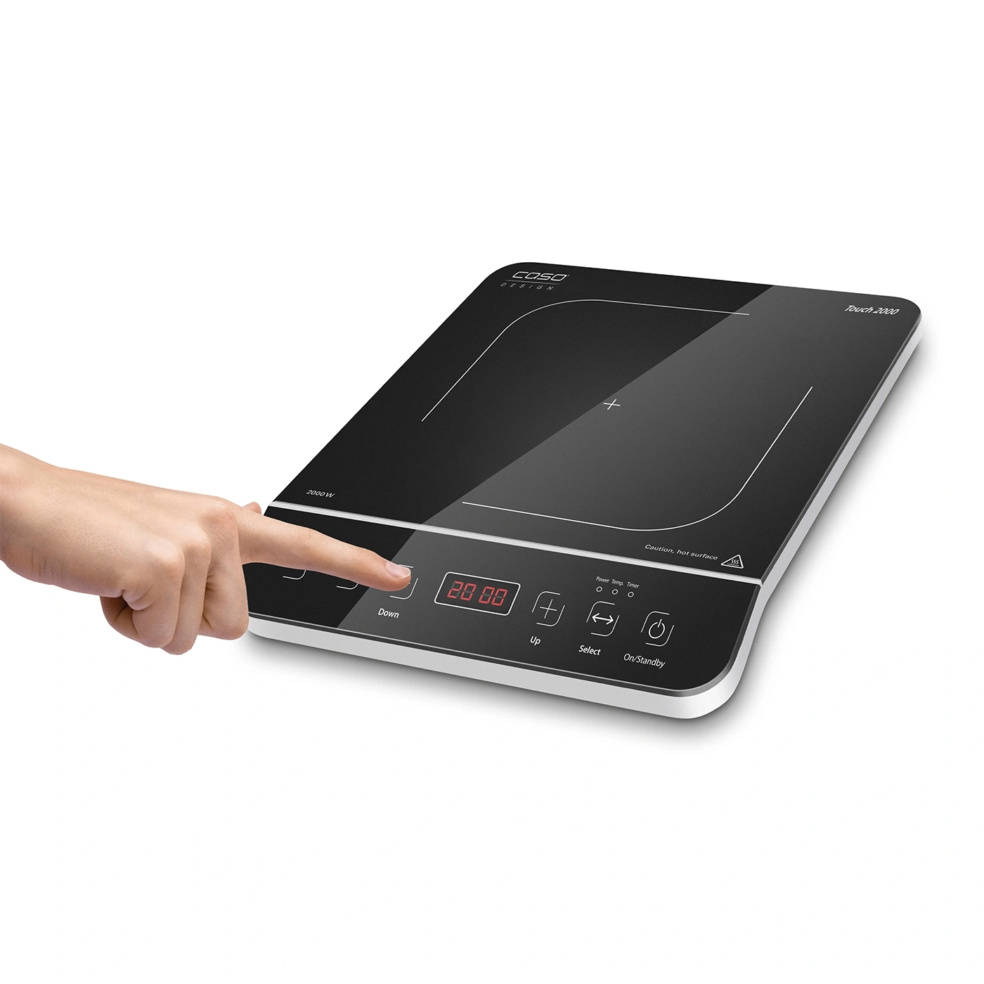 Eine Hand bedient ein Induktionskochfeld mit digitaler Anzeige und Tasten.
