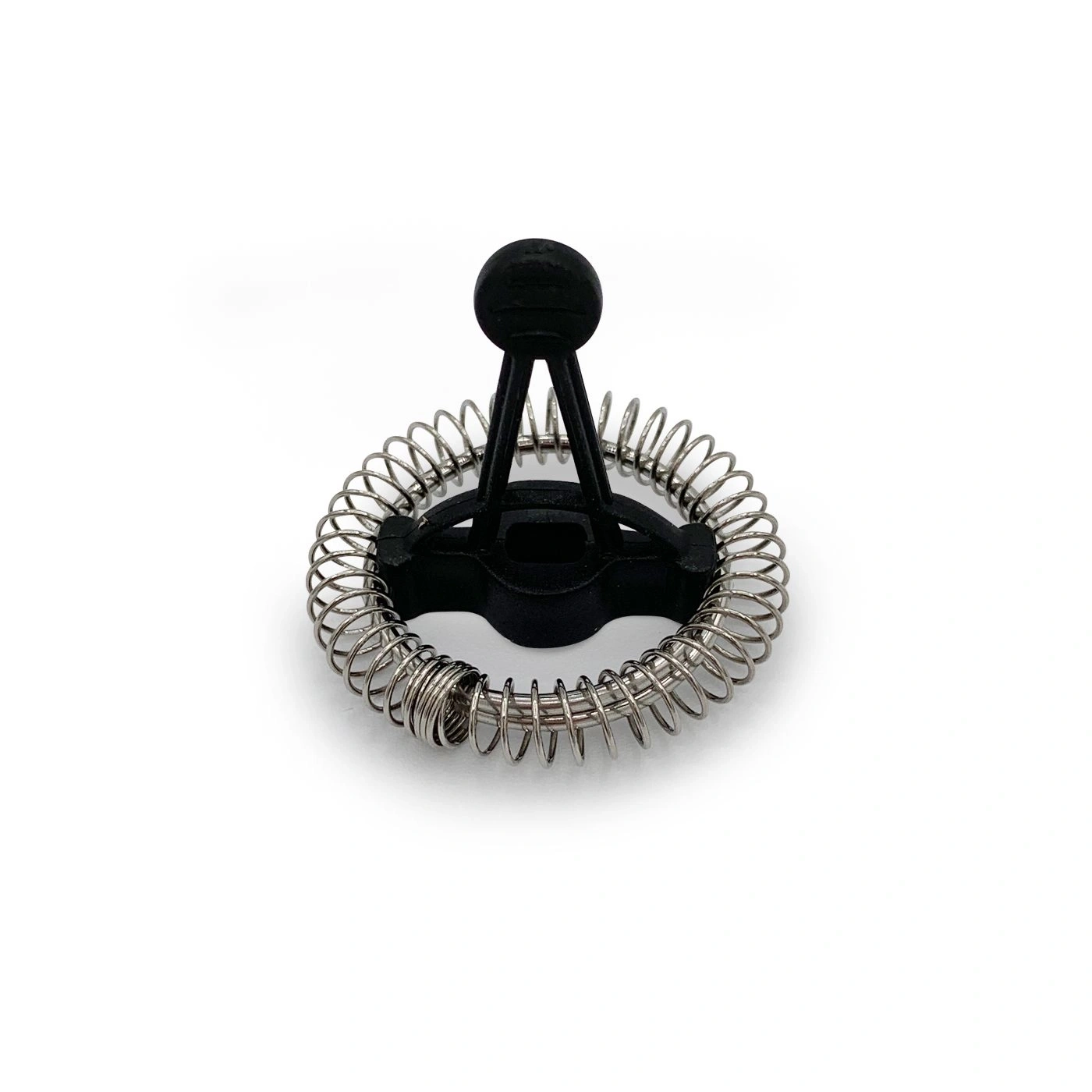 Mousseur à lait noir avec spirale sur fond blanc, isolé