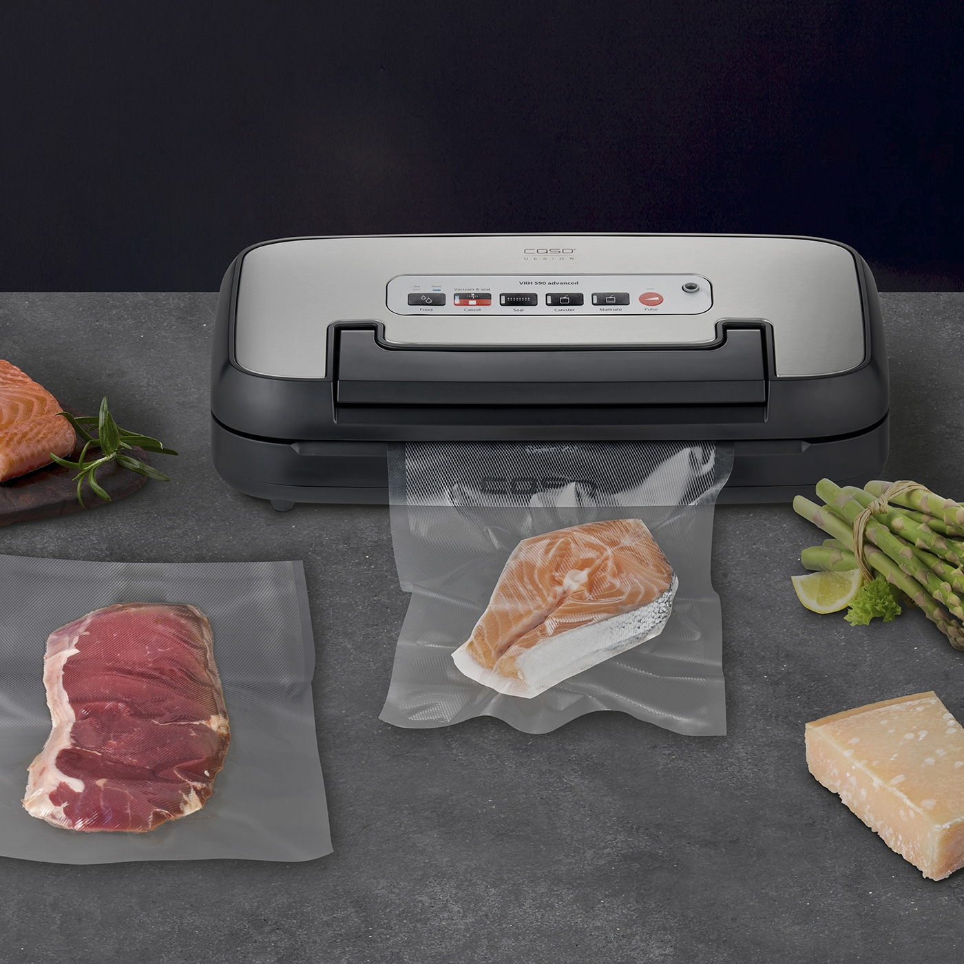 Vakuumiergerät mit Lebensmitteln: Fleisch, Fisch, Gemüse und Käse.