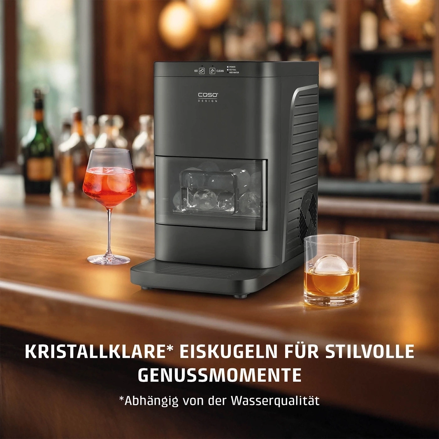 Eismaschine mit Eiswürfeln und Drink auf einer Theke