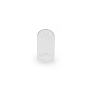 Glaskuppel, transparent, zylindrisch, mit abgerundeter Oberseite, auf weißem Hintergrund