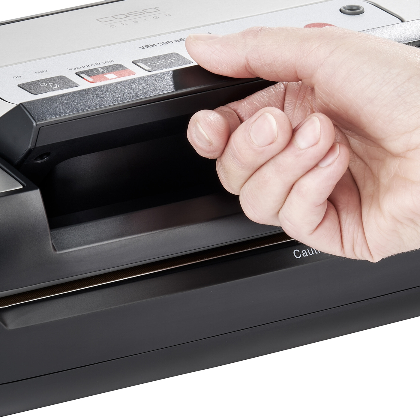 Hand drückt Knopf auf Vakuumiergerät. Caso Design VRH 590 adv. Feucht, trocken.