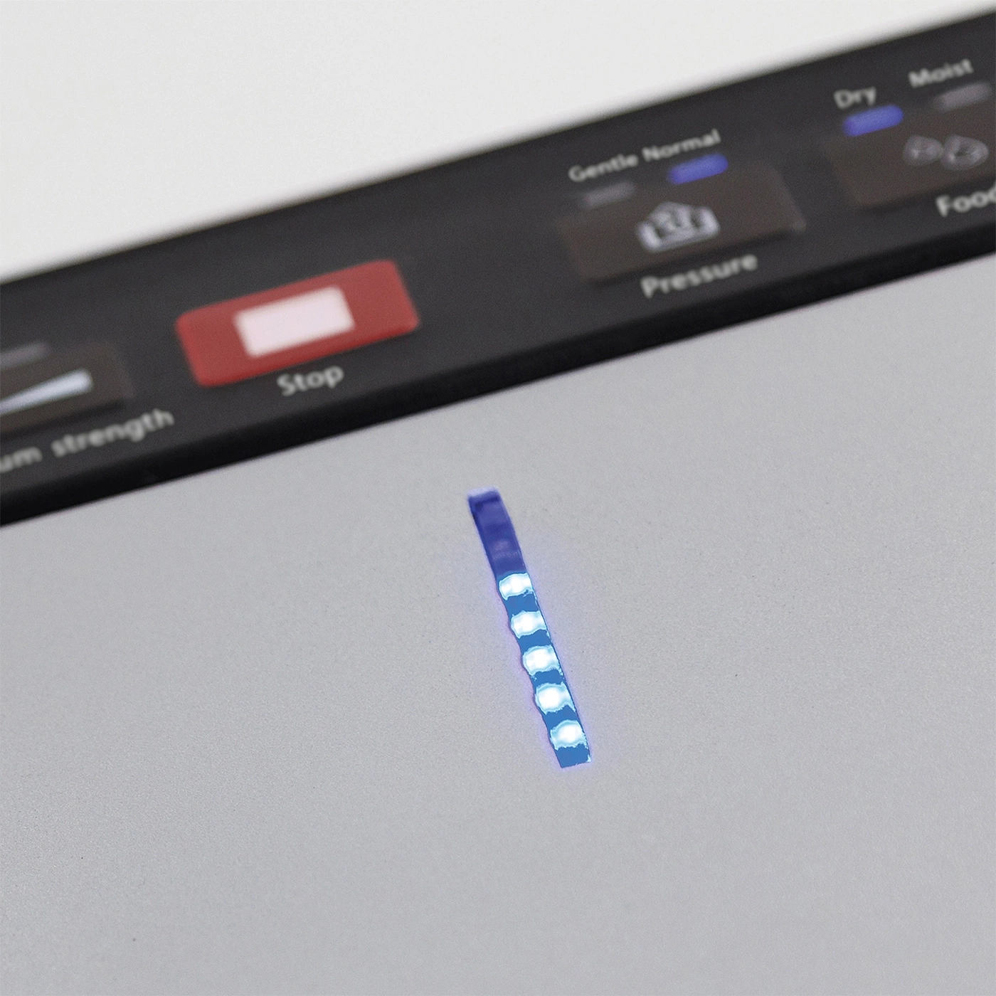 Ein blaues LED-Lichtband auf einem grauen Bedienfeld.