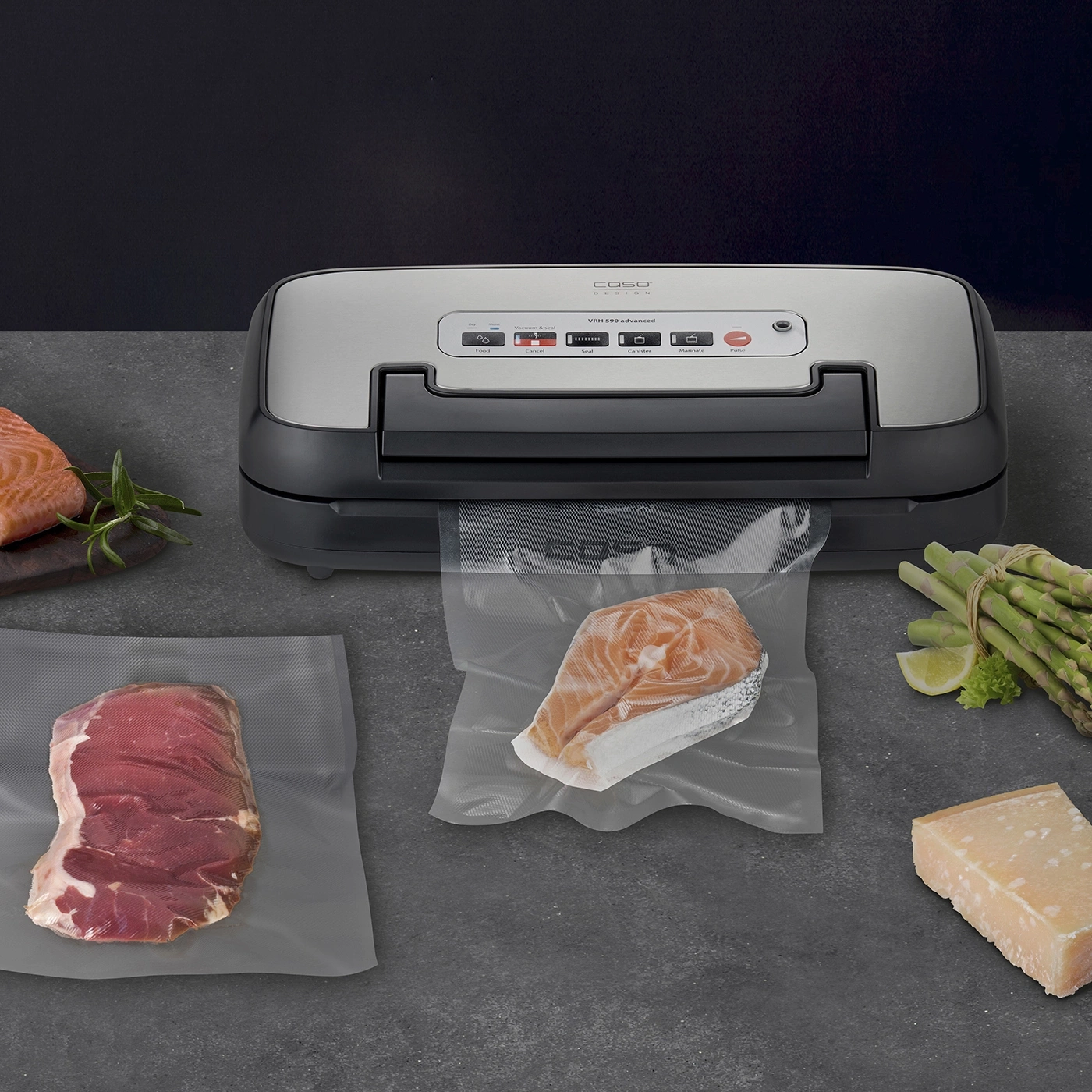 Scelleuse sous vide avec aliments : viande, poisson, légumes et fromage.