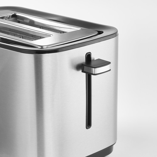 Nahaufnahme eines Toasters aus Edelstahl mit schwarzem Griff und Schlitz