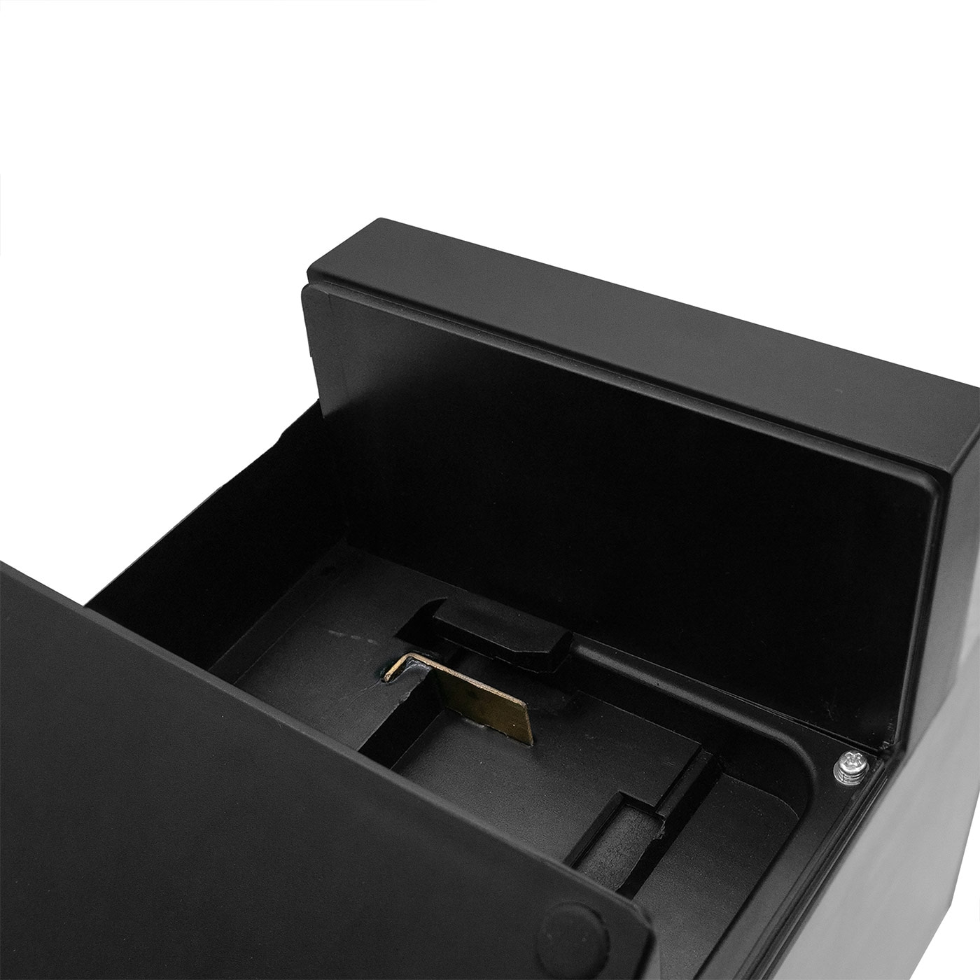 Schwarzer Kasten mit offenem Deckel, Innenansicht, Metallteil, Schraube.