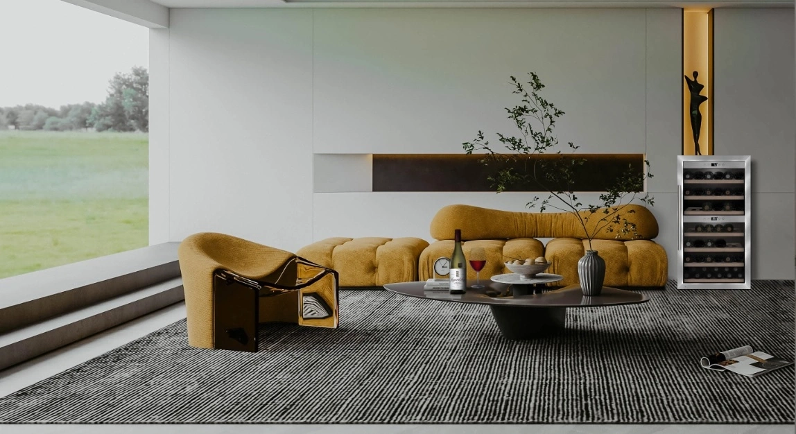 Modernes Wohnzimmer mit gelber Couch, Sessel und Weinkühler.