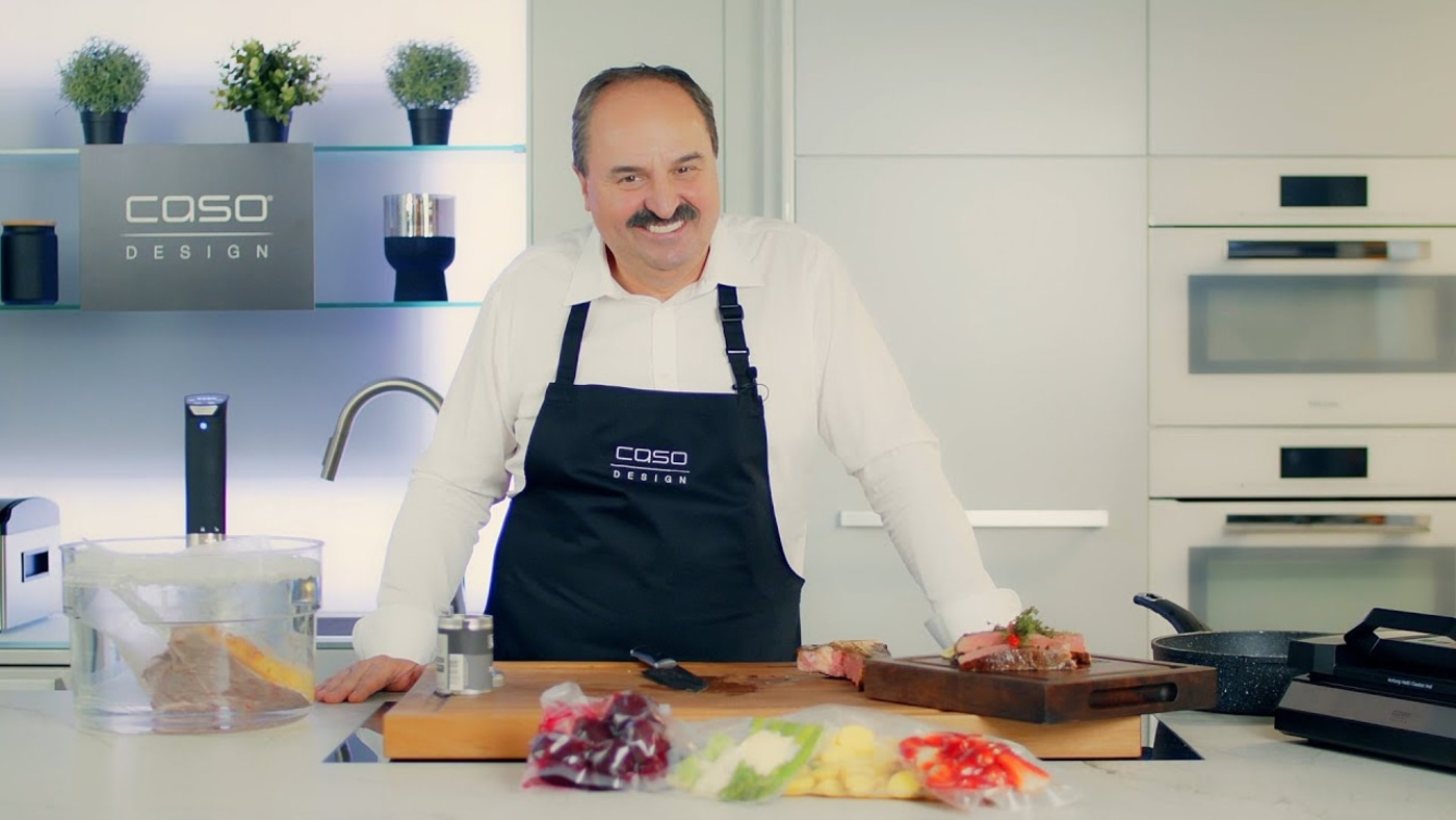 Homme dans la cuisine avec nourriture et appareils, logo Caso Design.