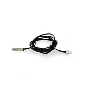 Schwarzes Kabel mit Stecker und Sensor auf weißem Hintergrund
