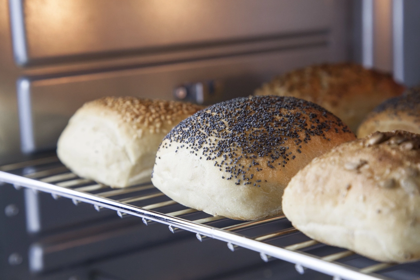 Brötchen im Ofen, mit Sesam, Mohn und Sonnenblumenkernen, frisch gebacken