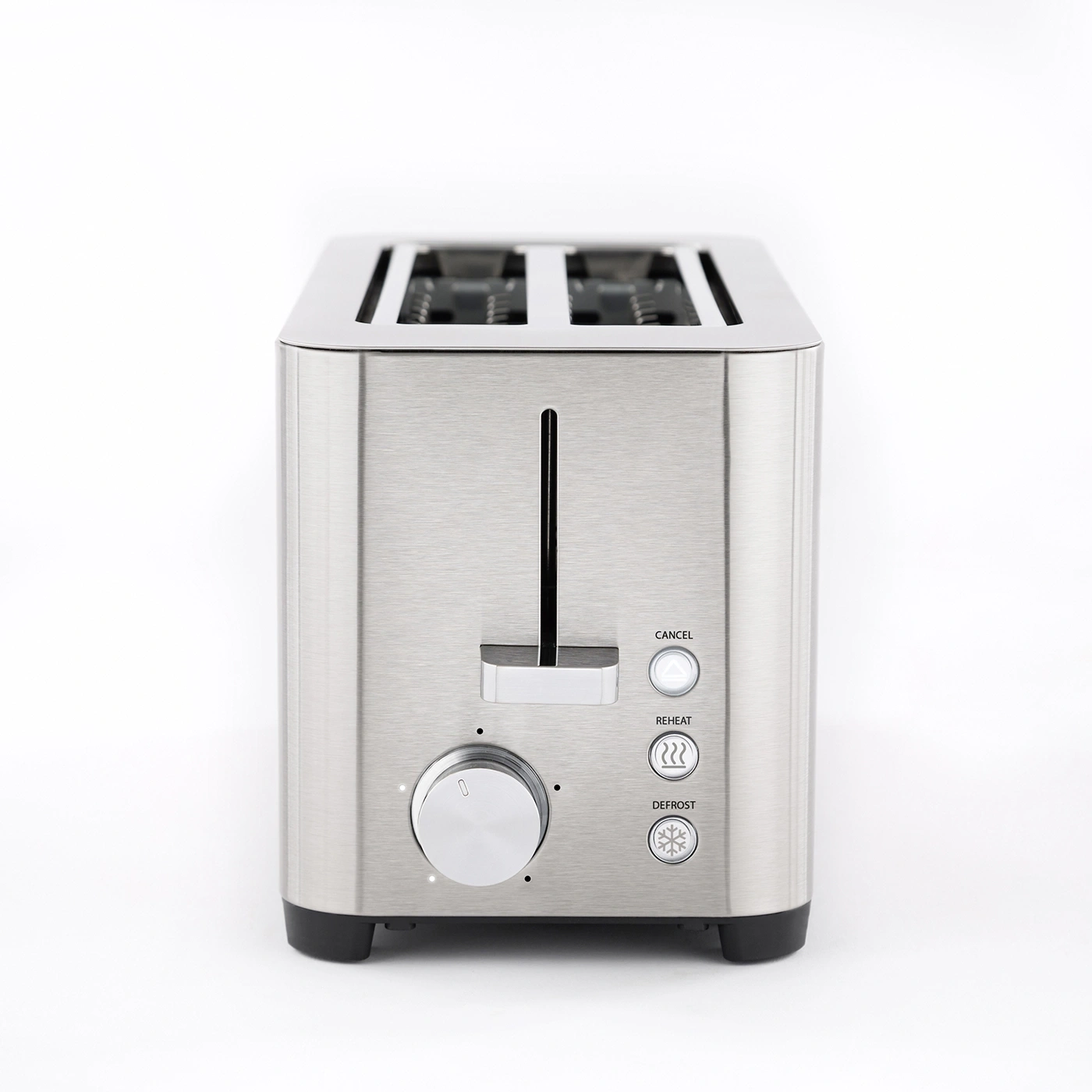 Ein silberner Toaster mit Knöpfen und Schlitzen, isoliert auf weißem Hintergrund.