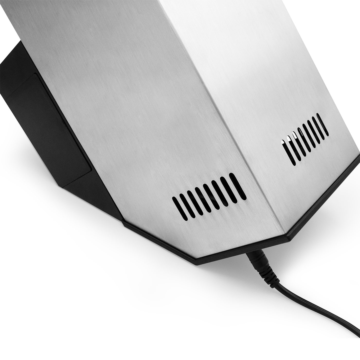 Edelstahl-Gerät mit Lüftungsschlitzen und Stromkabel auf weißem Hintergrund
