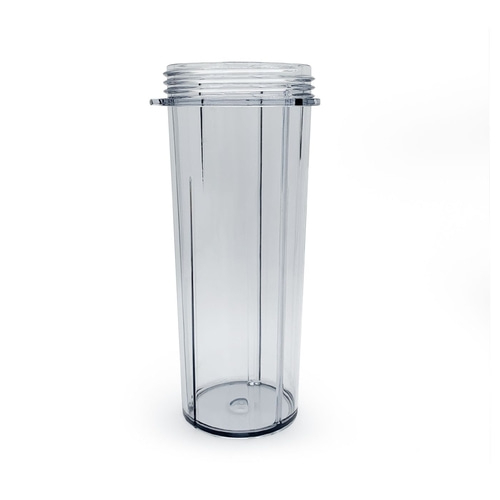 Transparenter Becher mit Gewinde und vertikalen Linien auf weißem Hintergrund