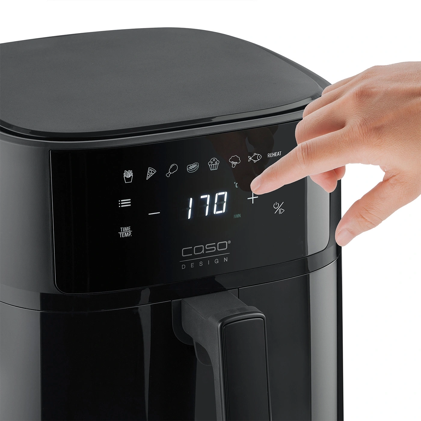 Schwarze Fritteuse mit digitaler Anzeige und Hand, die einen Knopf drückt.