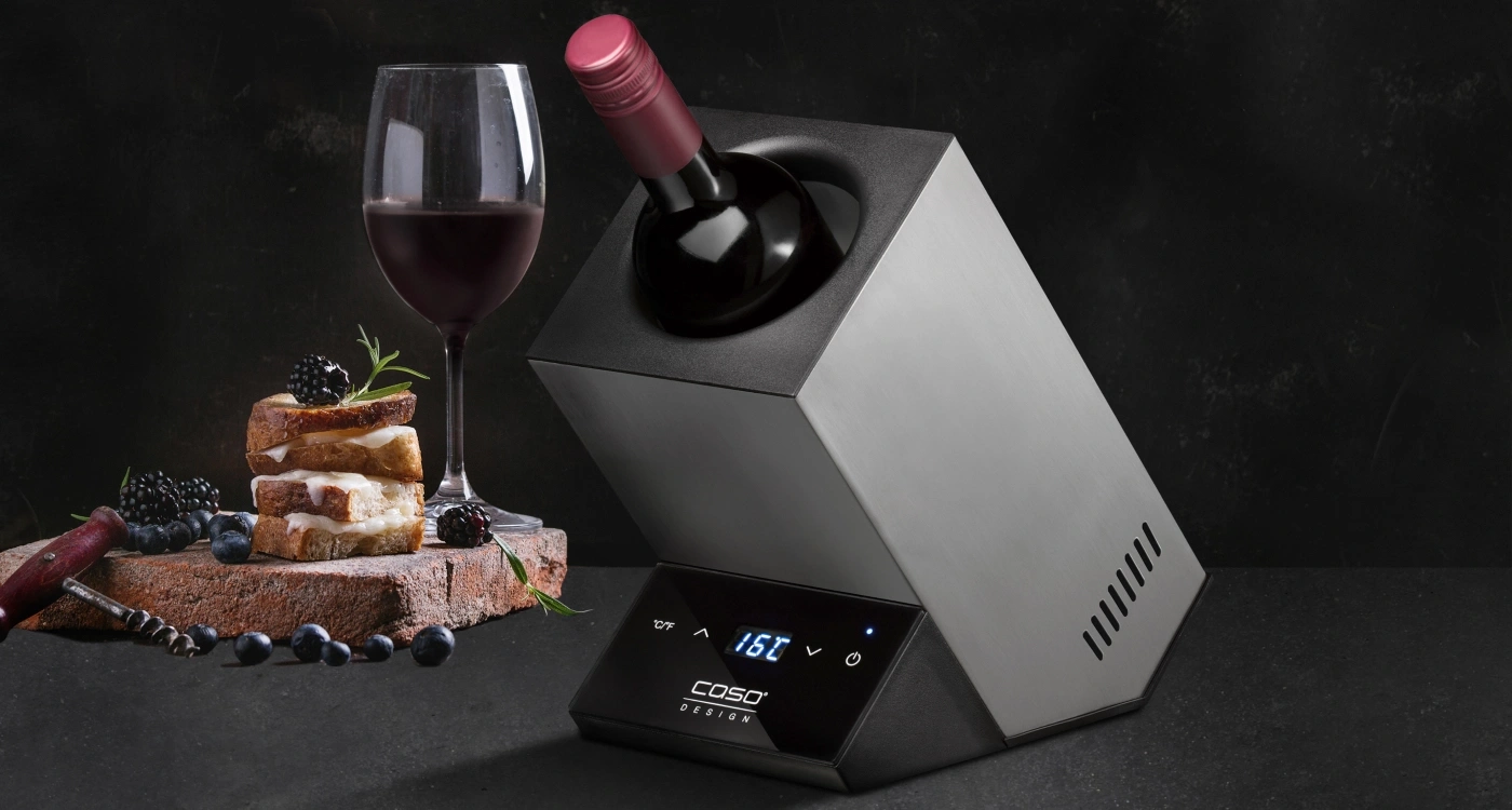Wein-Kühler mit Wein, Glas und Snacks