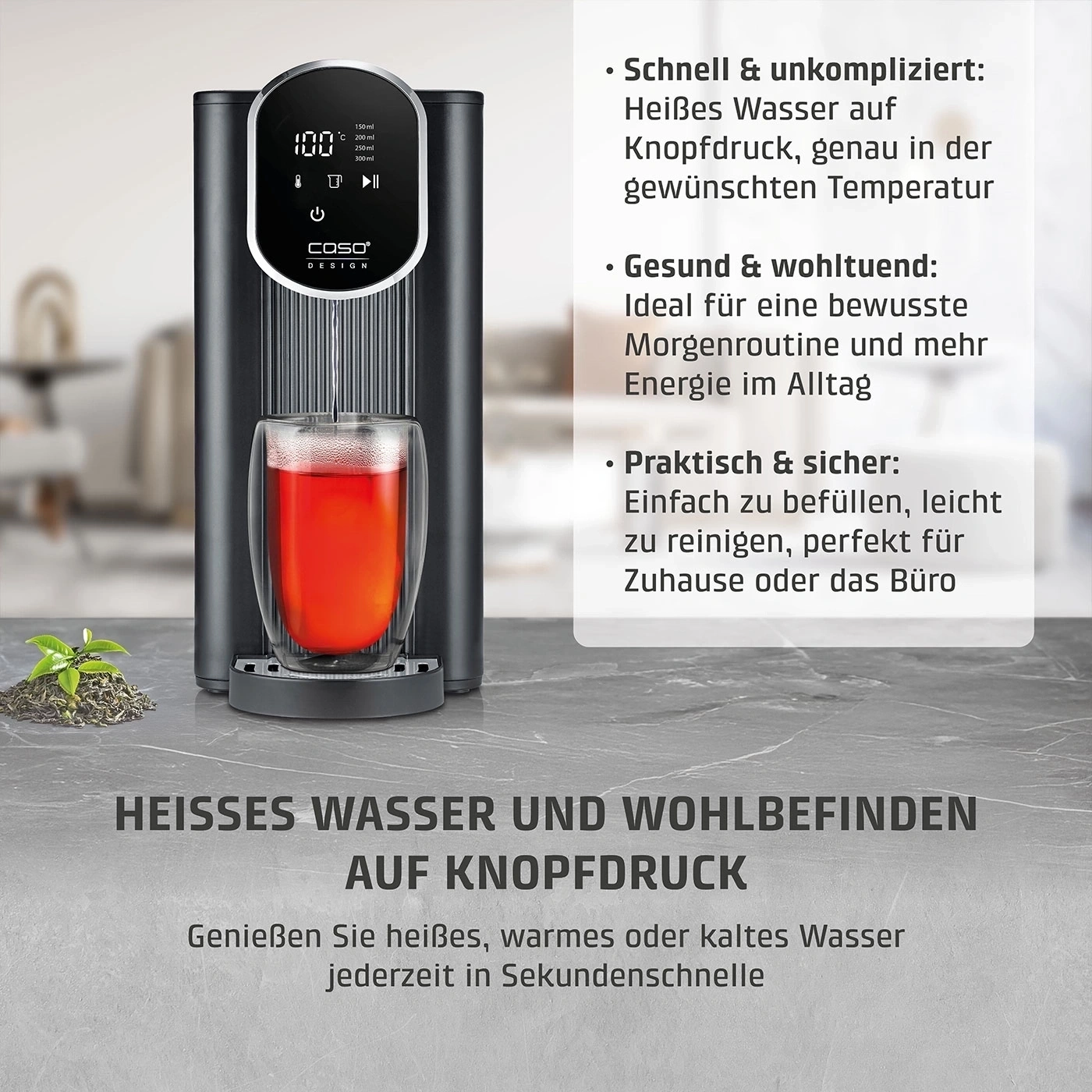 Un distributeur d'eau avec écran numérique distribuant de l'eau chaude dans une tasse à thé en verre.