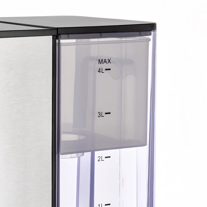 Nahaufnahme eines Wassertanks mit Messmarkierungen und maximaler Fülllinie von 4L.