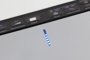 Bande LED bleue avec lumières brillantes sur fond gris, panneau de contrôle visible