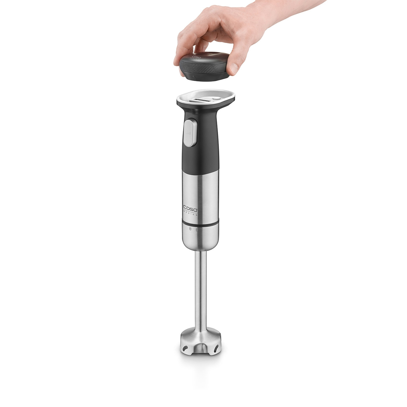 Handmixer mit abnehmbarem Deckel, der von einer Hand gehalten wird, isoliert