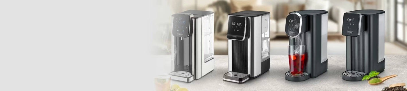 Quatre distributeurs d'eau avec écrans numériques, dont un avec un verre de boisson aux fruits.